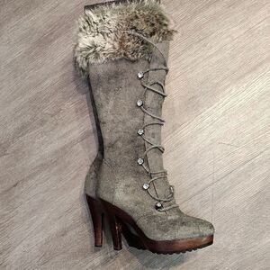 Gray Heeled Boots with Fur Trim and Lace-Up Design